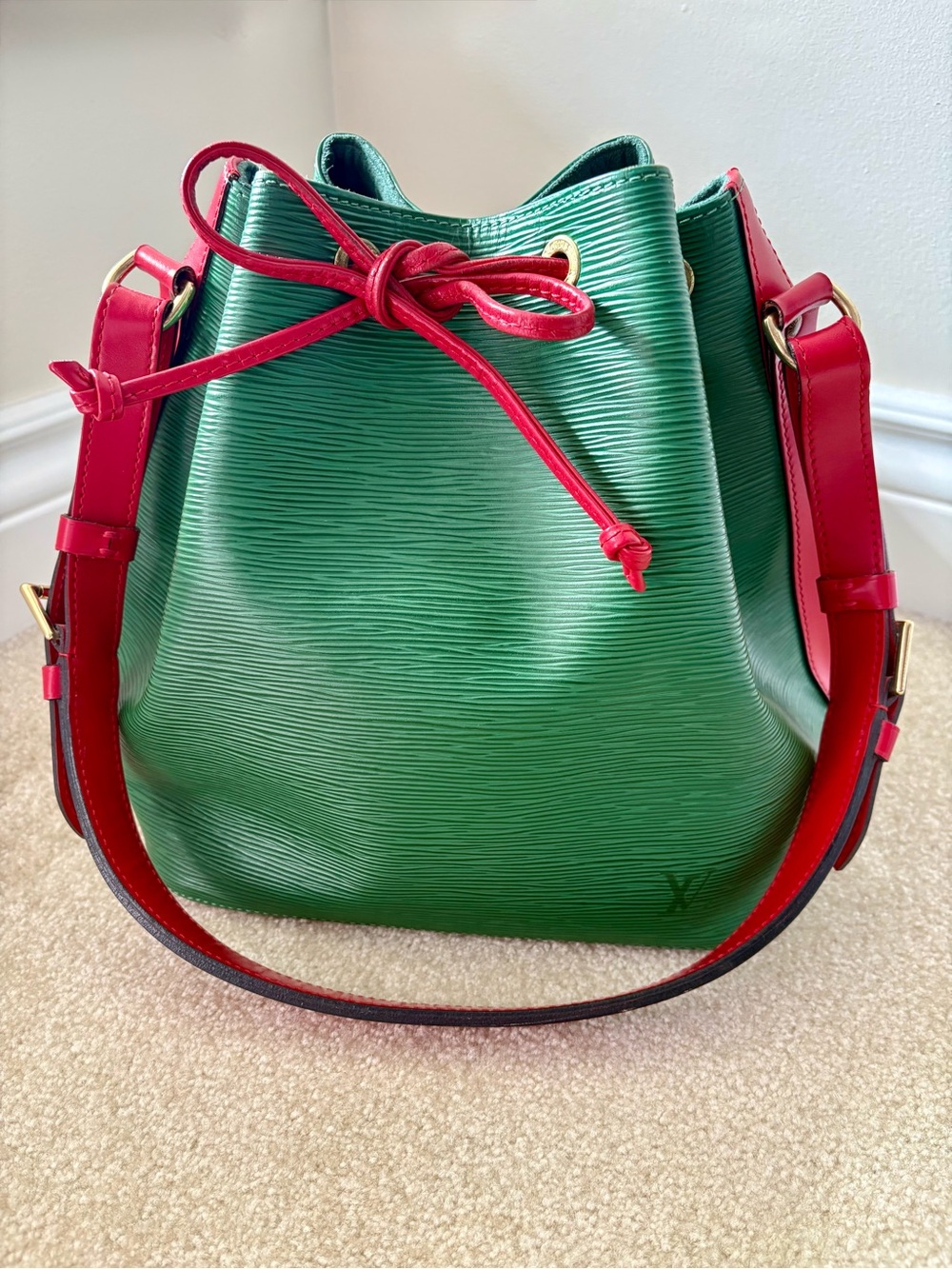 Vintage Louis Vuitton Epi Leather Petit Noé bucket bag Green/ Red